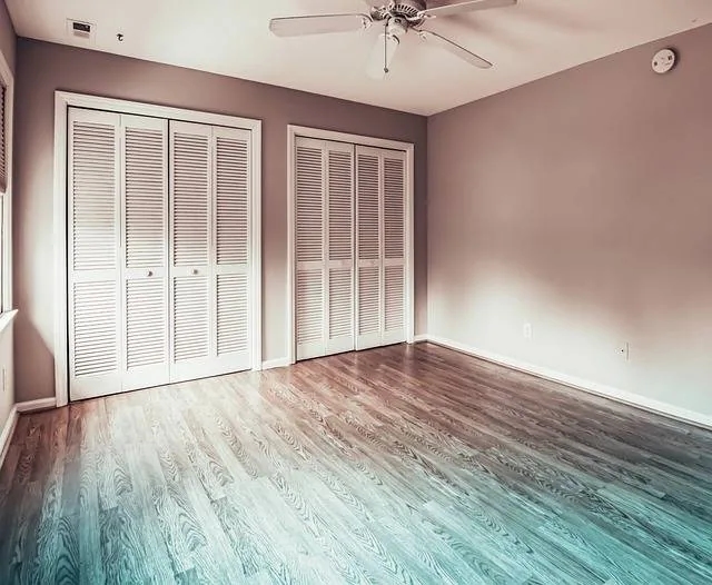 Sol en bois dans une maison lumineuse